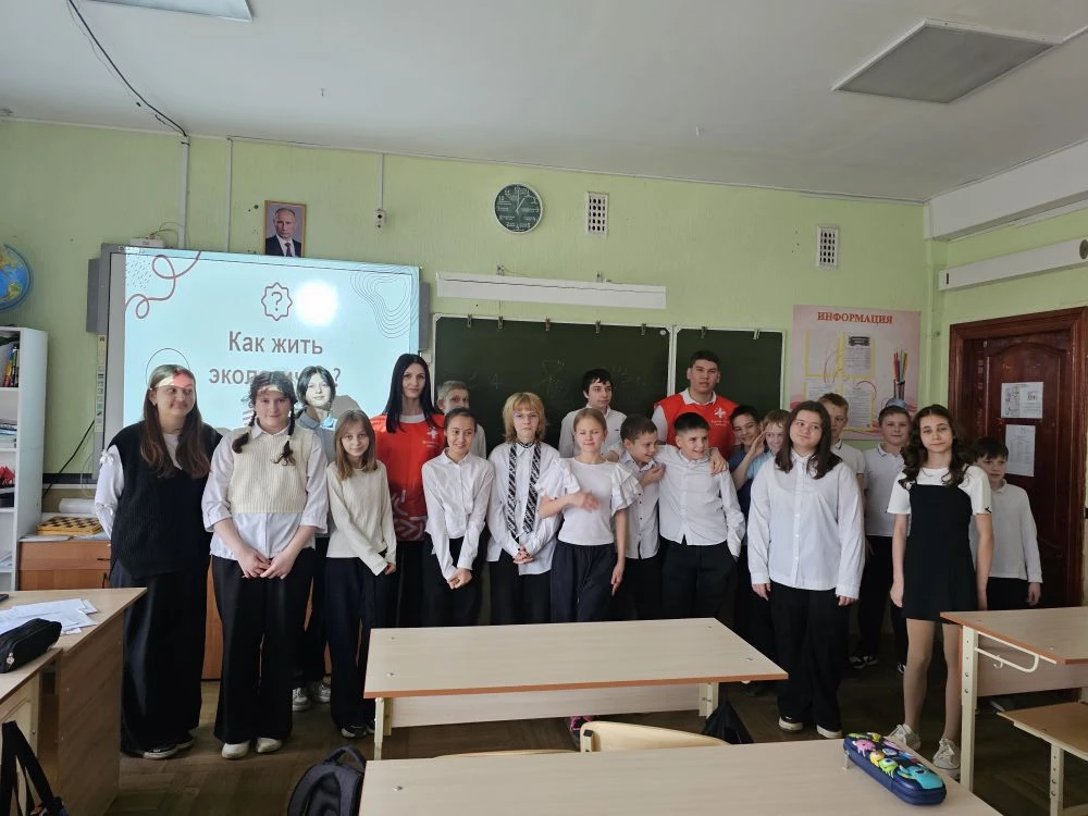 🚀 Научный десант в 5 «Д»: Урок экологии от КубГМУ!  Волонтеры-медики вышли из стен университета, что