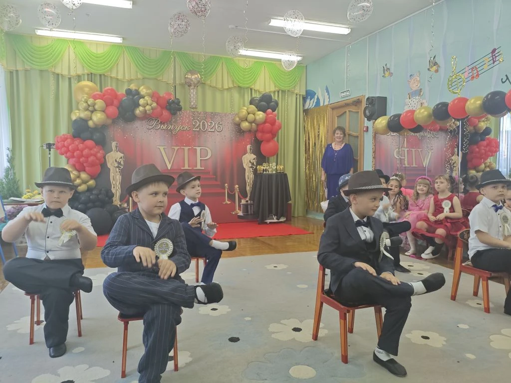 Ах, сколько раз в просторном зале

Мы с вами праздники встречали!

Но этот ждали столько лет!

И вот