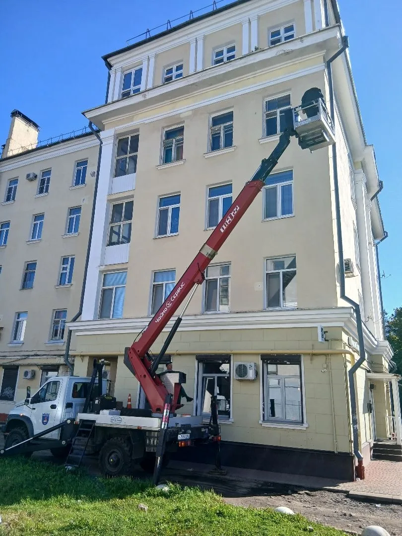 🏠 Как мы очистили парапет от поросли с помощью автовышки