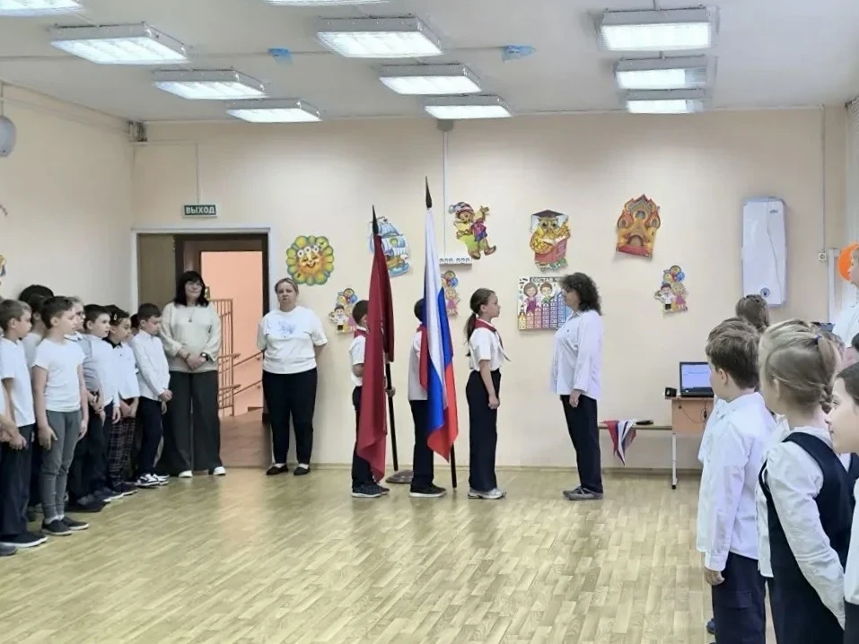 ТРАДИЦИЯ, КОТОРАЯ НАС ОБЪЕДИНЯЕТ  с честью и достоинством  🌟 Каждая учебная неделя в нашем большом О