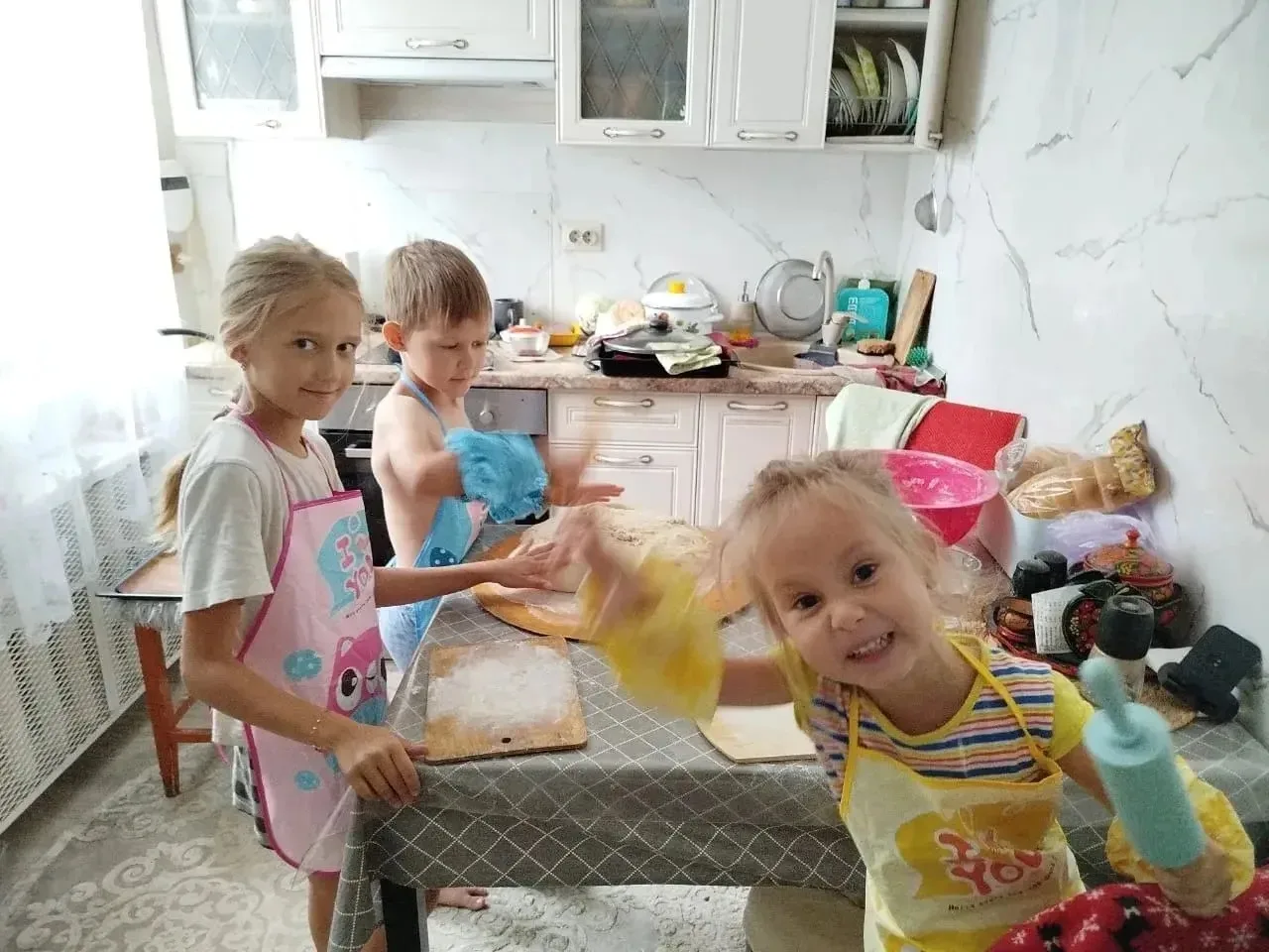 Лето - это не только отдых! Мы стараемся провести время с максимальной пользой!!! Помочь родителям в