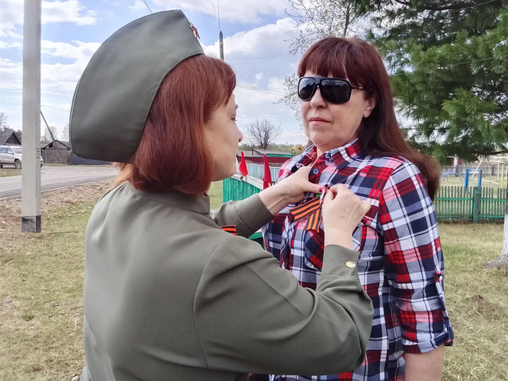 Перед митингом работники МКУК Порогского МО провели патриотическую акцию «Георгиевская ленточка», пр