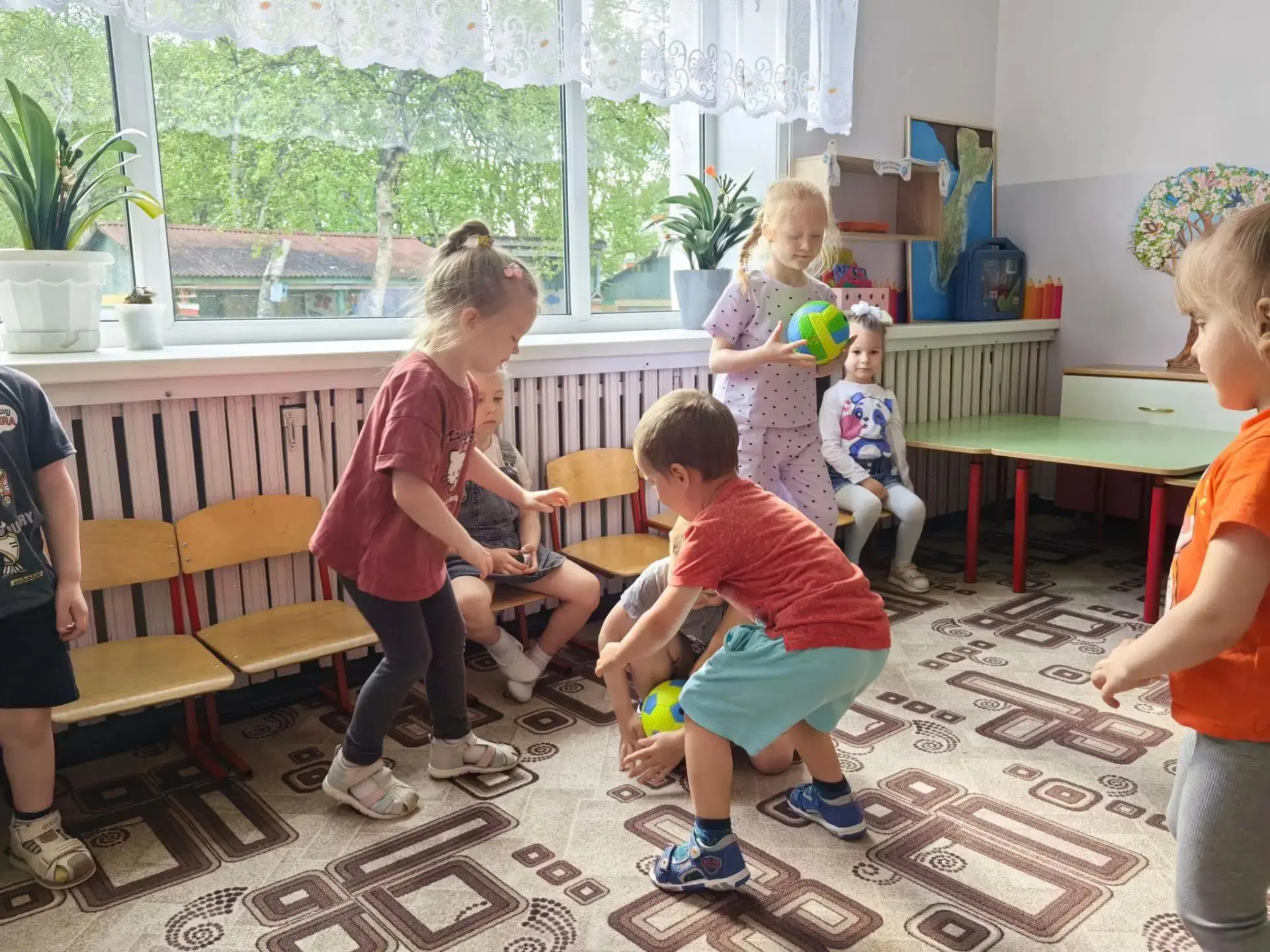 🏐 День мяча у нас в группе!

Воспитанники группы "Вишенка" изучали мяч со всех сторон: и рисовали, 