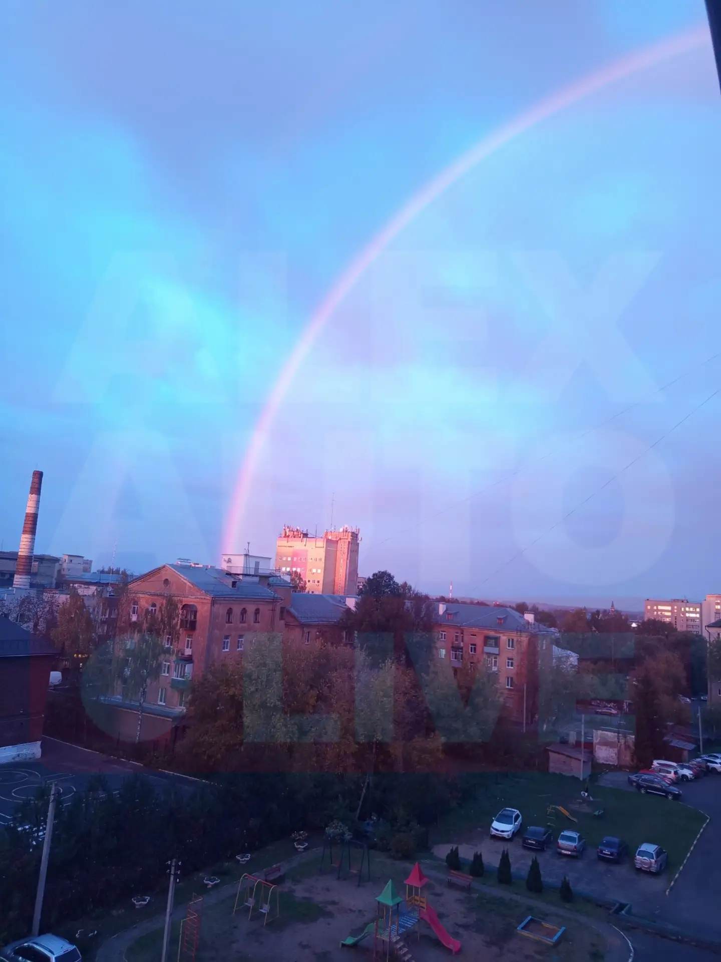 🤗 Красивый осенний закат и радуга над городом — кадры от наших читателей.