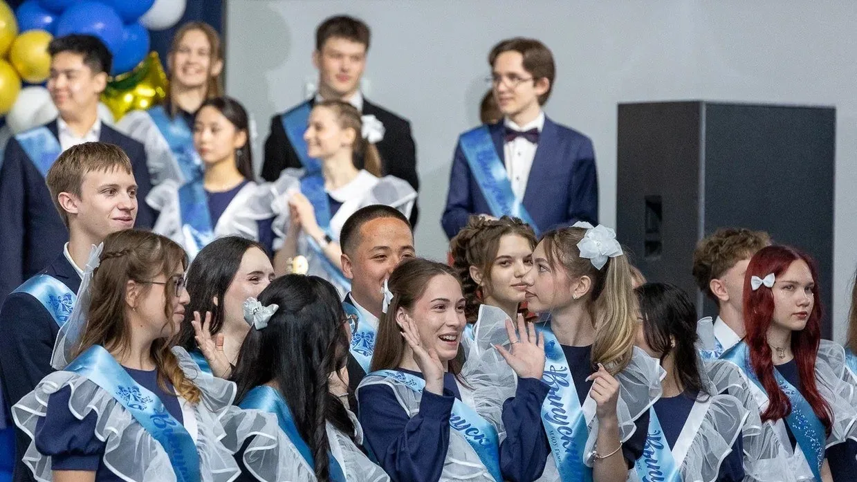 🔔 В Южно-Сахалинске прозвучали последние звонки  Сегодня для выпускников города завершился важный эт
