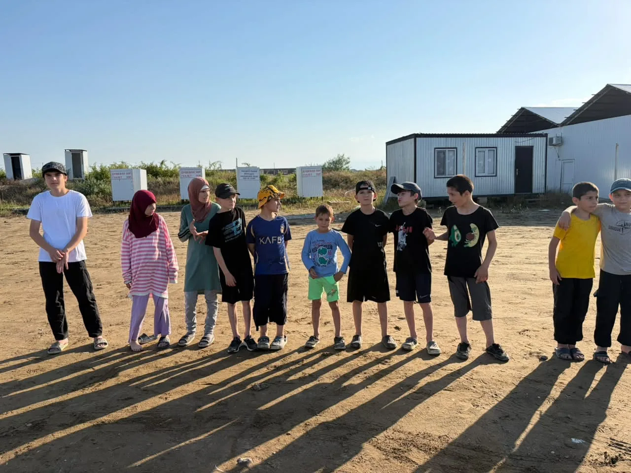 Трудовой десант снова в деле!🧹💫
👩‍🏫Воспитатель Халакова Амина, совместно с ребятами, приступили 