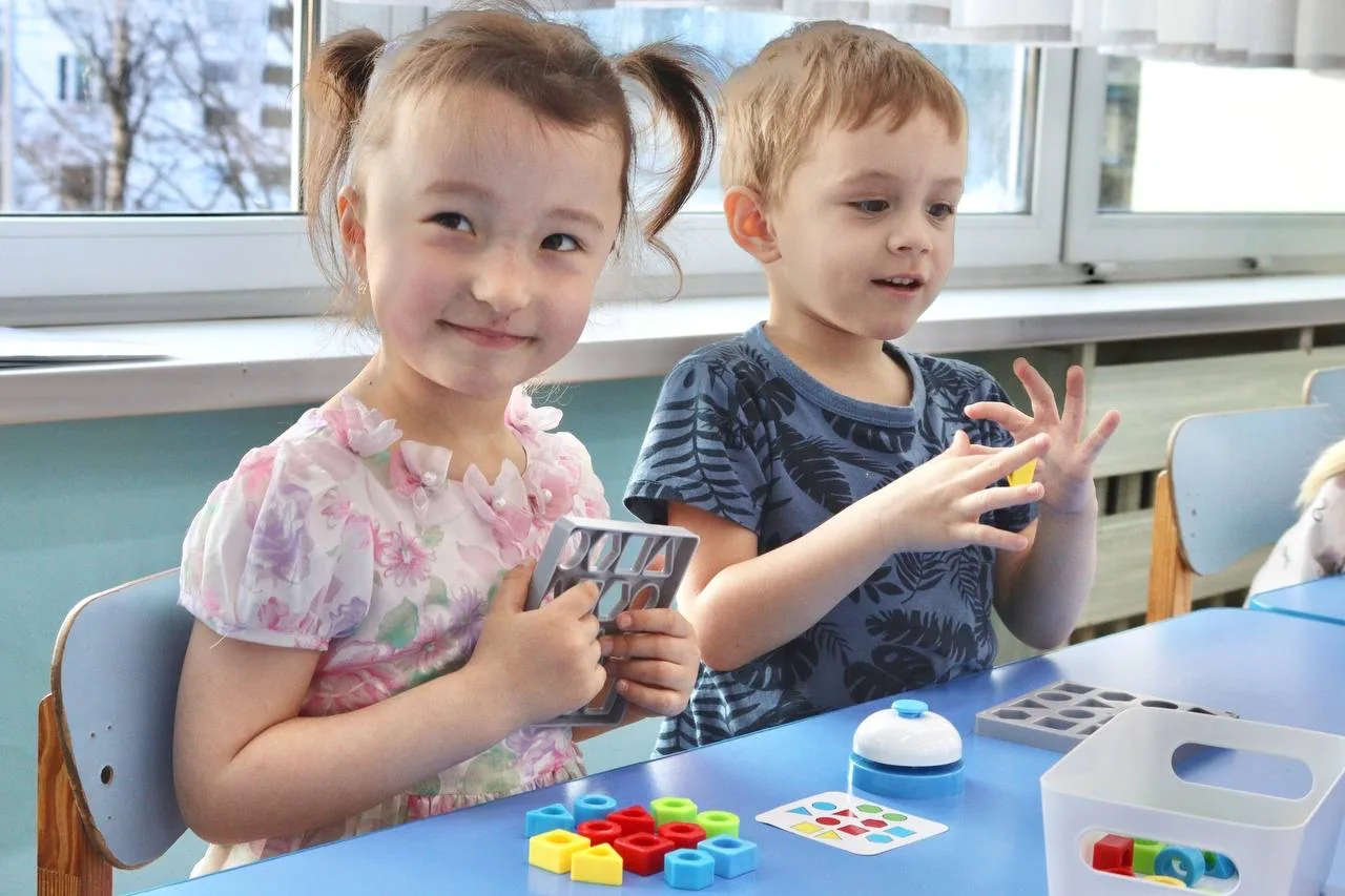 🧩 Моторика, память и LEGO: чем заняты ребята в Андреевском корпусе?   Сегодня заглянем на занятие по