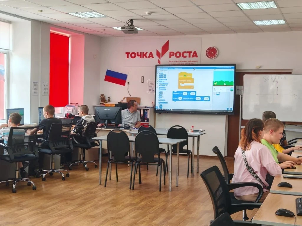 🎮 Программирование без границ: как в «Точке роста» создают миры на Scratch

Сегодня в центре образо