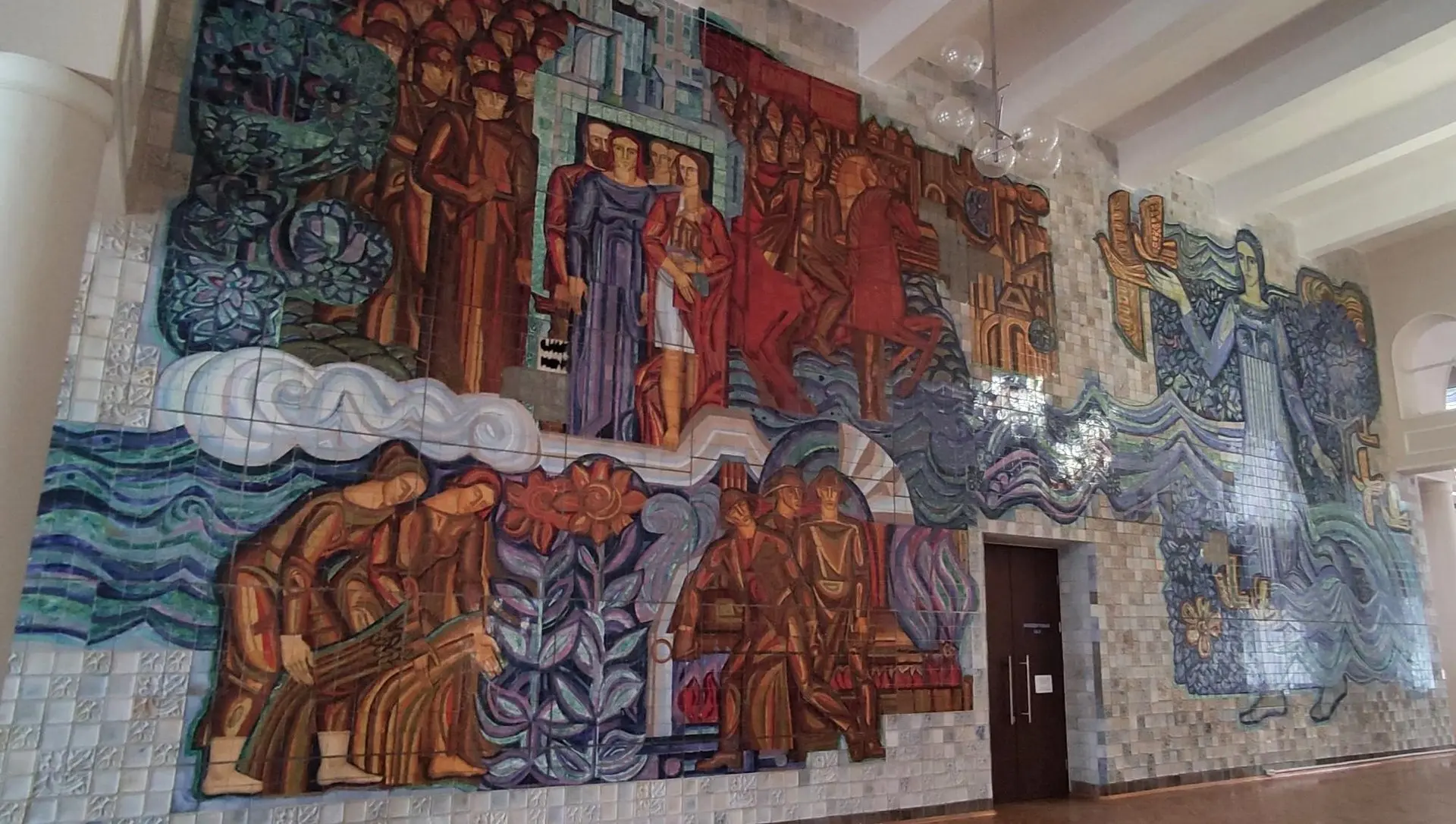 🎨 Мозаика в ДК Тракторозаводского района: что зашифровано в гигантском панно 1970 года.