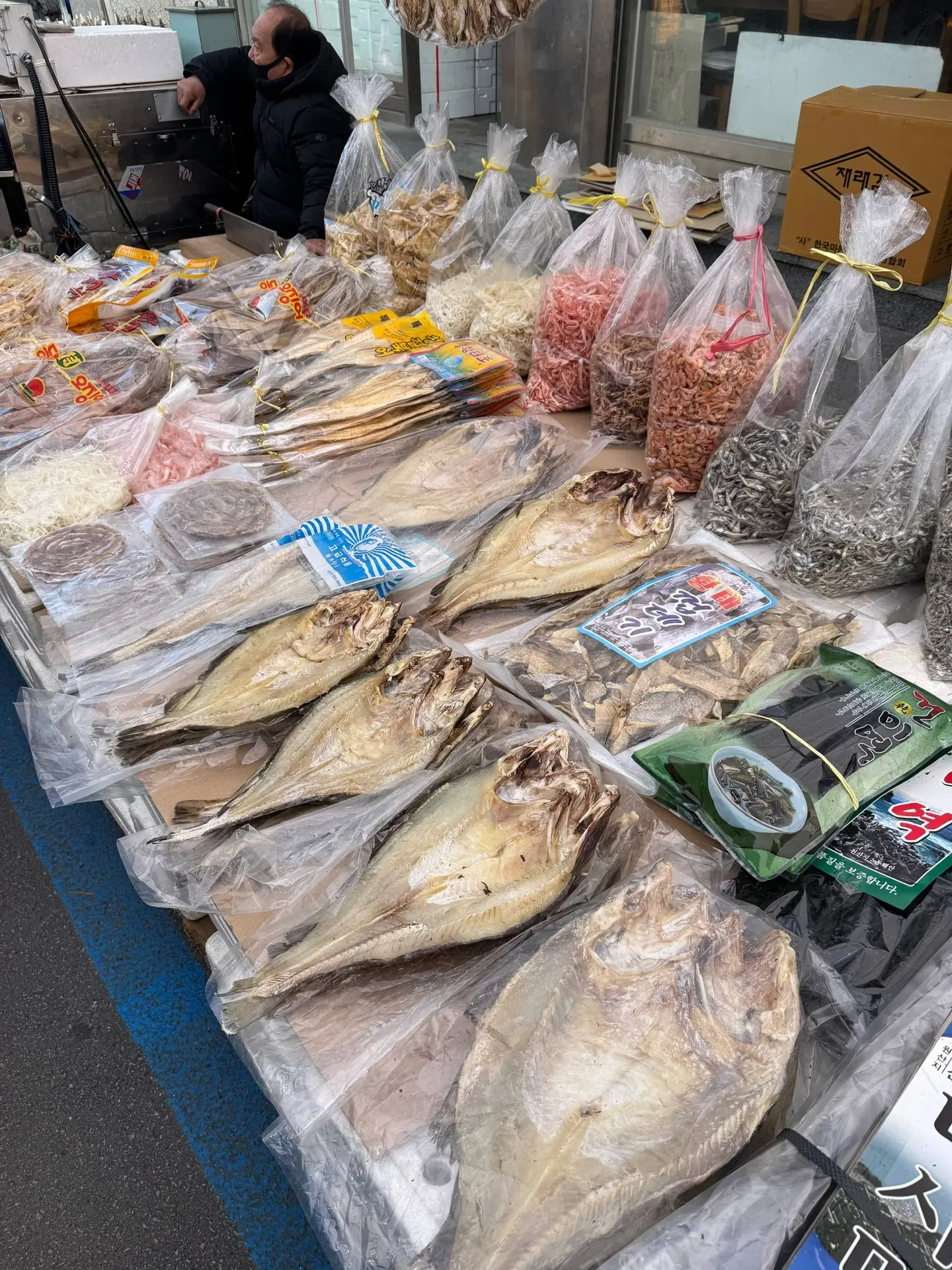 У нас в городе есть рынок, который работает каждые пять дней.  Я сегодня купила там только хлеб, пот