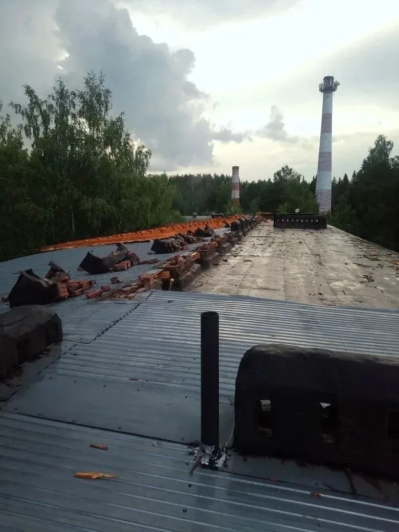 После частичного обрушения кровли дома на улице Профессора Дедюкина, 7 пострадавших и повреждений им