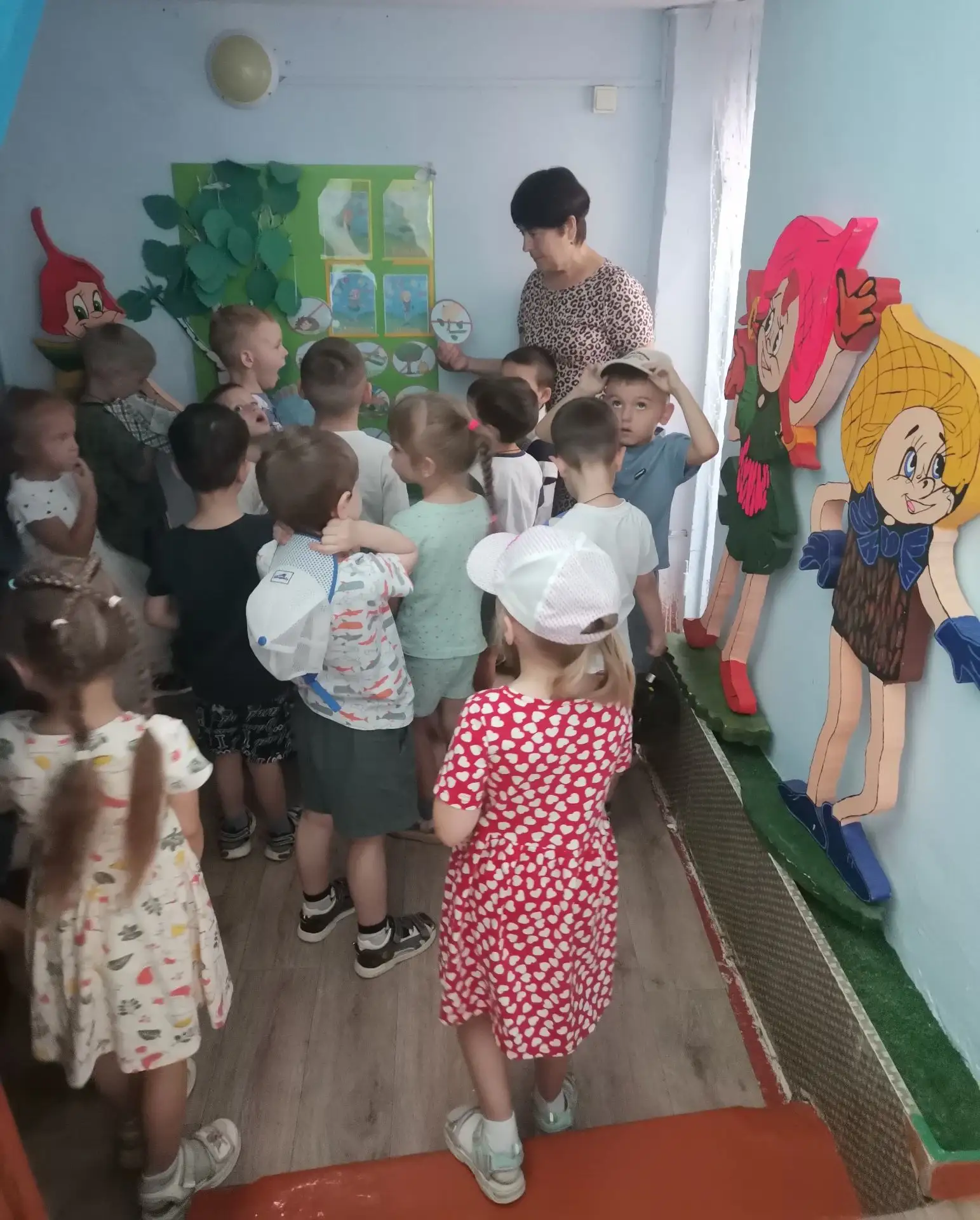 Экологическое воспитание начинается с малого — с прогулки по родному детскому саду. Сег...