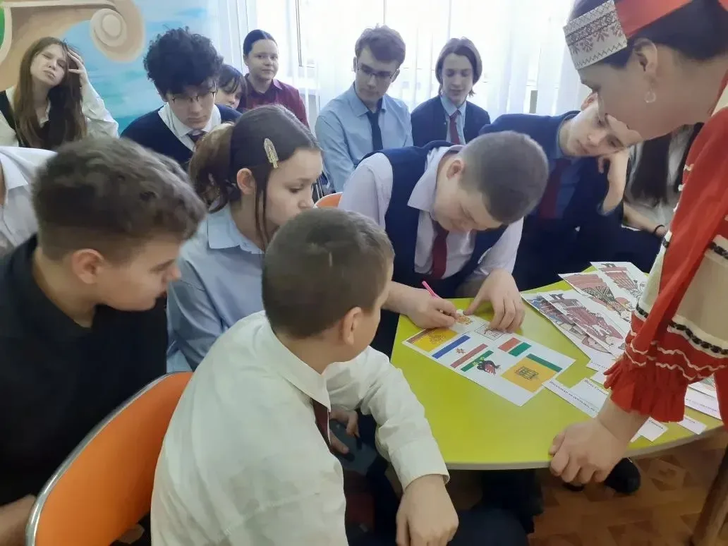 📜 Гимназисты 8 «Б» класса совершили литературно-этнографическое путешествие «Живущие рядом», в ходе 