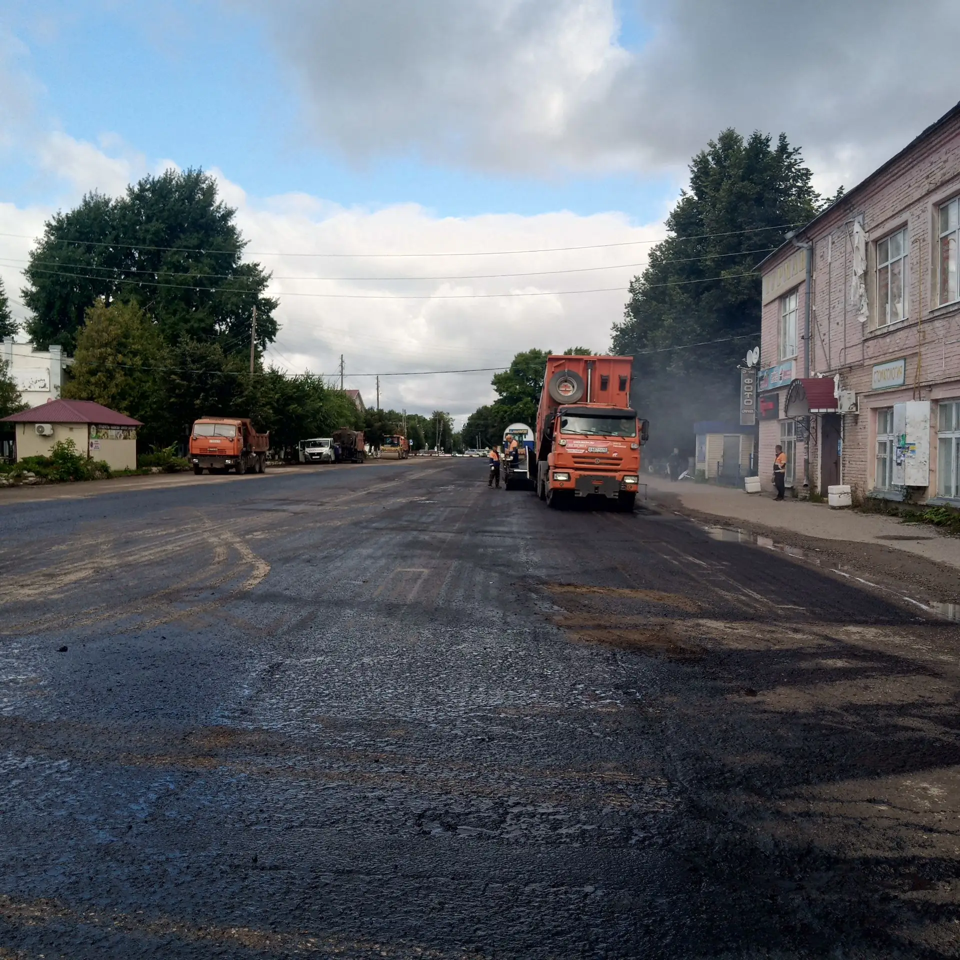 В городе Малмыже завершаются работы по восстановлению изношенных слоёв дорожного покрыт...