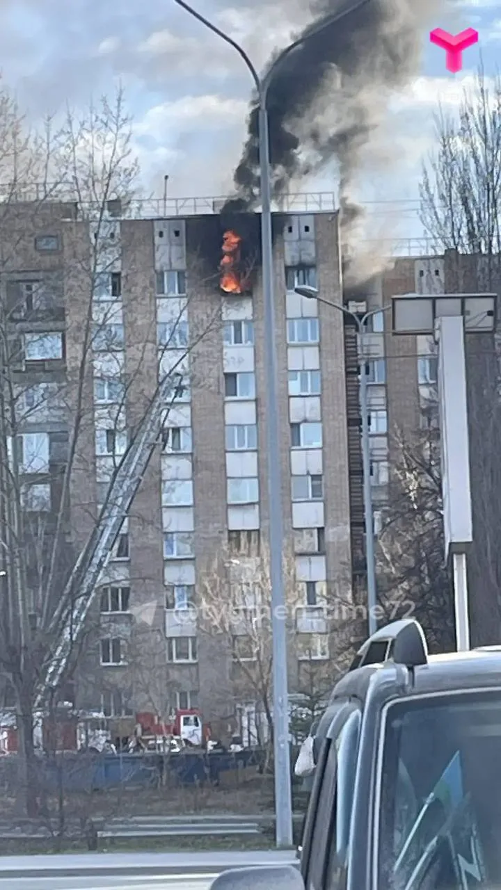 В Тюмени ЗАГОРЕЛАСЬ КВАРТИРА на Республике 🔥🏢
