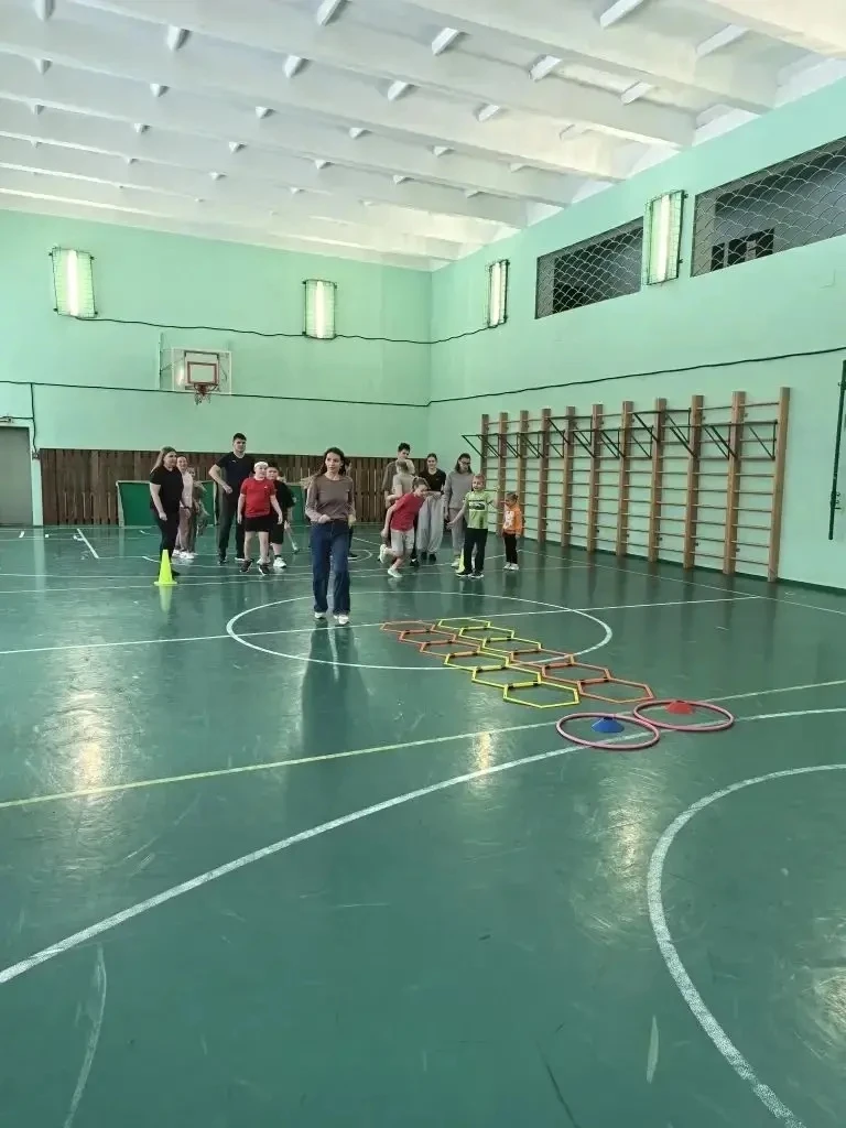 Позитивные каникулы🎄❄️☃️ Сегодня спортивный зал школы превратился в настоящую зимнюю эстафету.  Учен