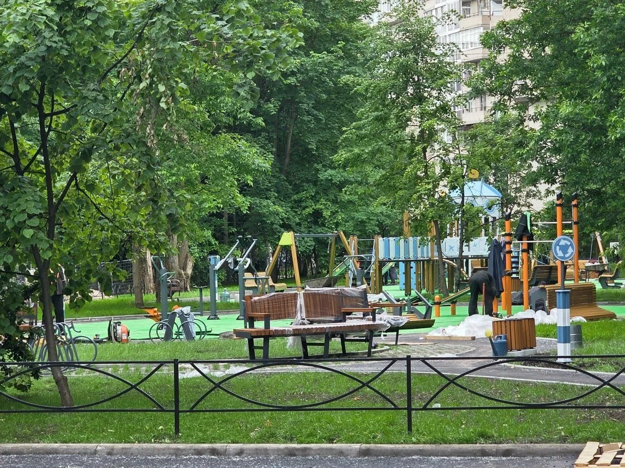 На проспекте Энергетиков строят новую детскую площадку, работы идут на участке между до...