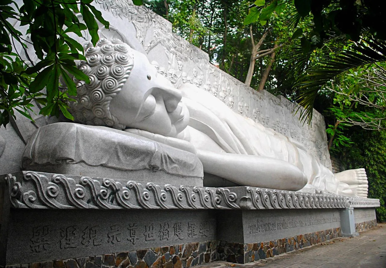 Пагода Лонг Шон в Нячанге, Вьетнам 🇻🇳  🔹 Пагода Лонг Шон - главный буддийский храм Нячанга, основанн