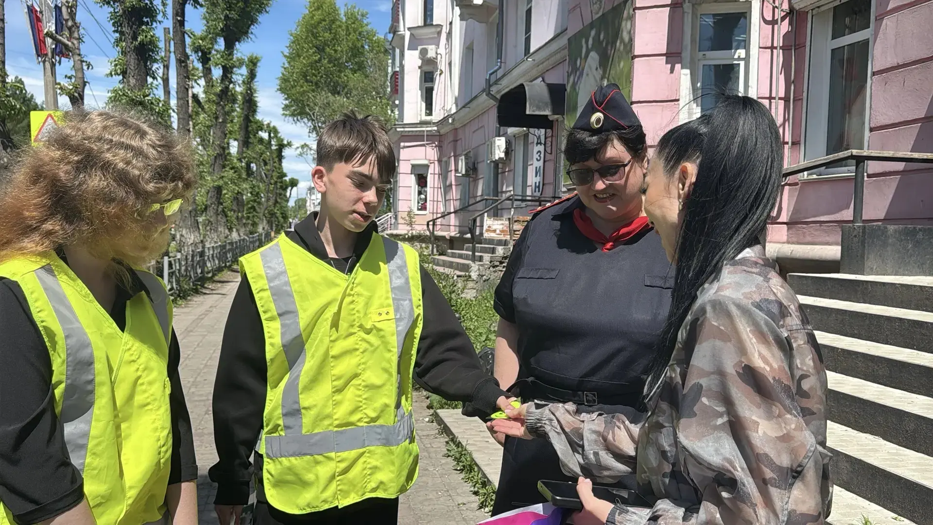 👮‍♀️ Госавтоинспекторы и активисты отряда ЮИД Центра образования "Открытие" совместно ...