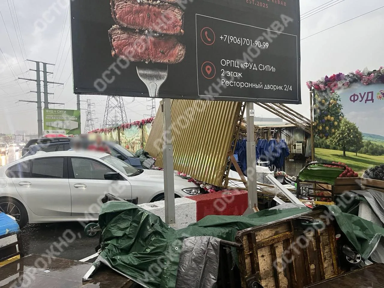 😨 Торговые палатки обрушились на припаркованные авто во время непогоды.

На машинах остались серьез