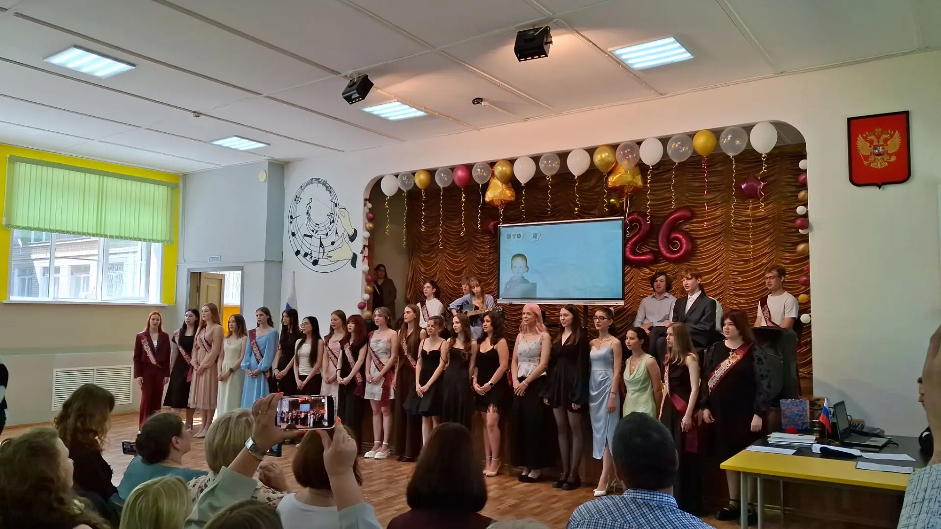 Еще один звездный выпуск покидает школьные стены! ⭐

Сегодня нашим ребятам вручили аттестаты — докум