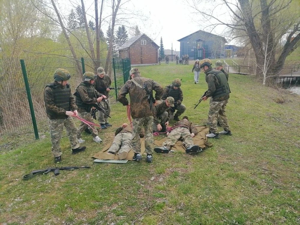 А тем временем наши парни оттачивают  мастерство владения автоматом, изучают армейские премудрости, 
