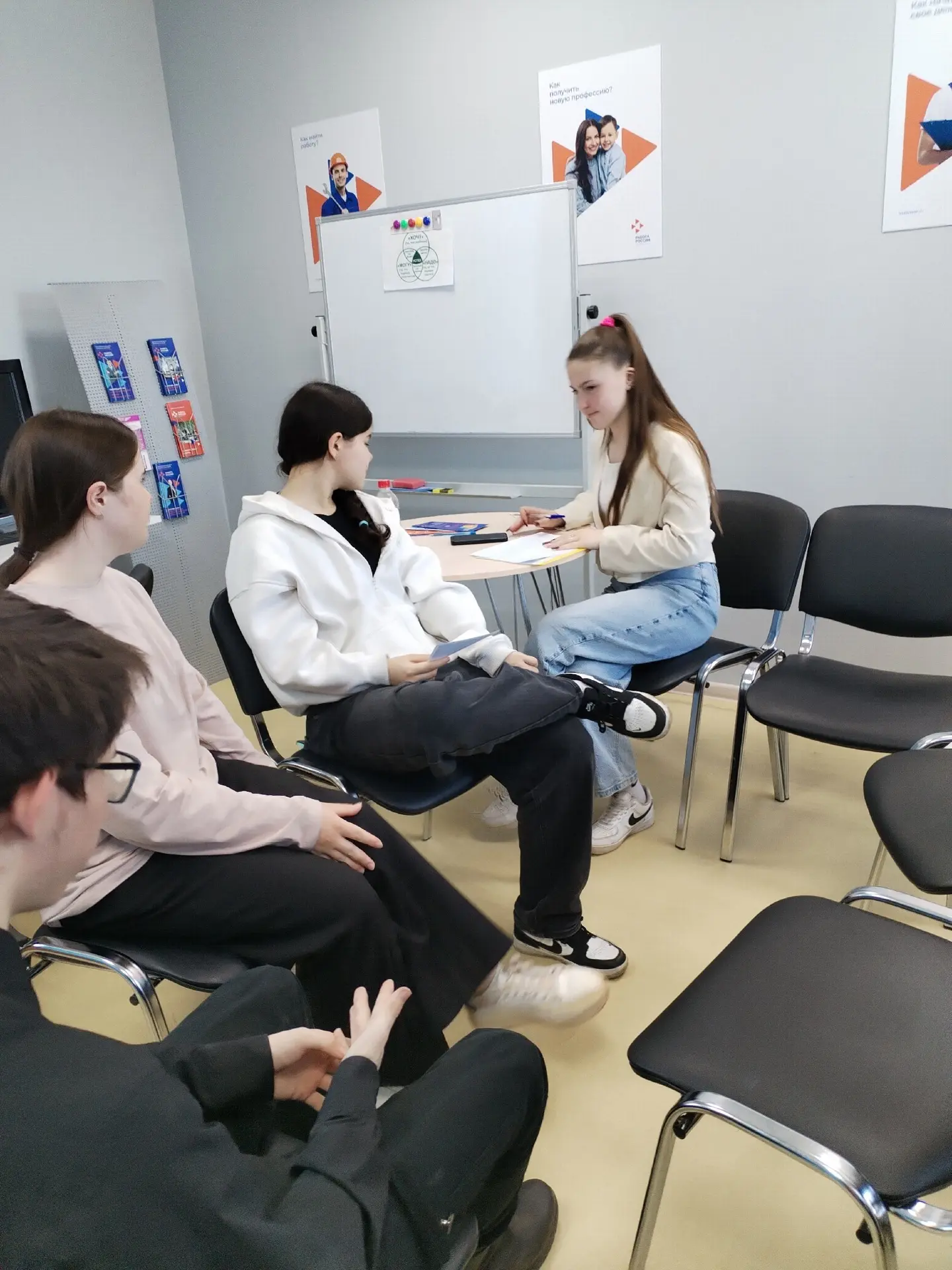 Сегодня учащиеся 9 класса посетили Центр занятости населения с. Вавож. Сотрудники ЦЗН н...