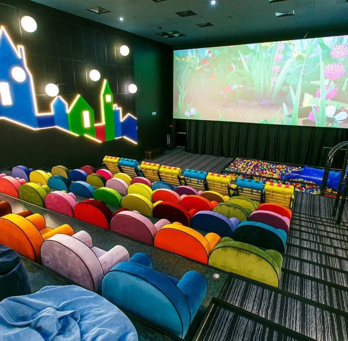 🍿 Игровая комната и кинотеатр в одном месте!

В кинотеатре «Синема Стар» есть особый зал №3 для мал