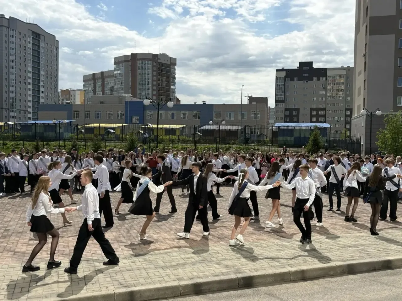 🔔 Последний звонок — 2026: со слезами на глазах и верой в будущее! 🌸✨  Сегодня в стенах нашей школы 