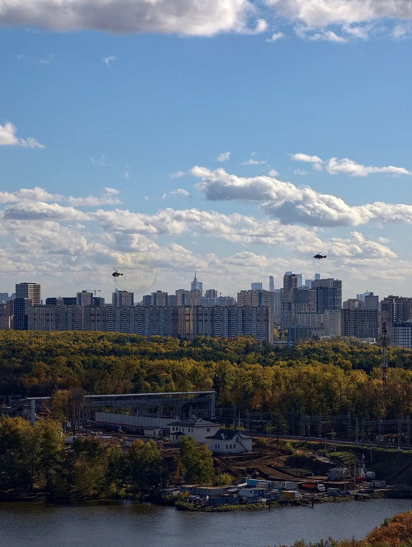 Пожарные вертолеты в районе Левого берега на учениях по тушению объектов в Левобережном...