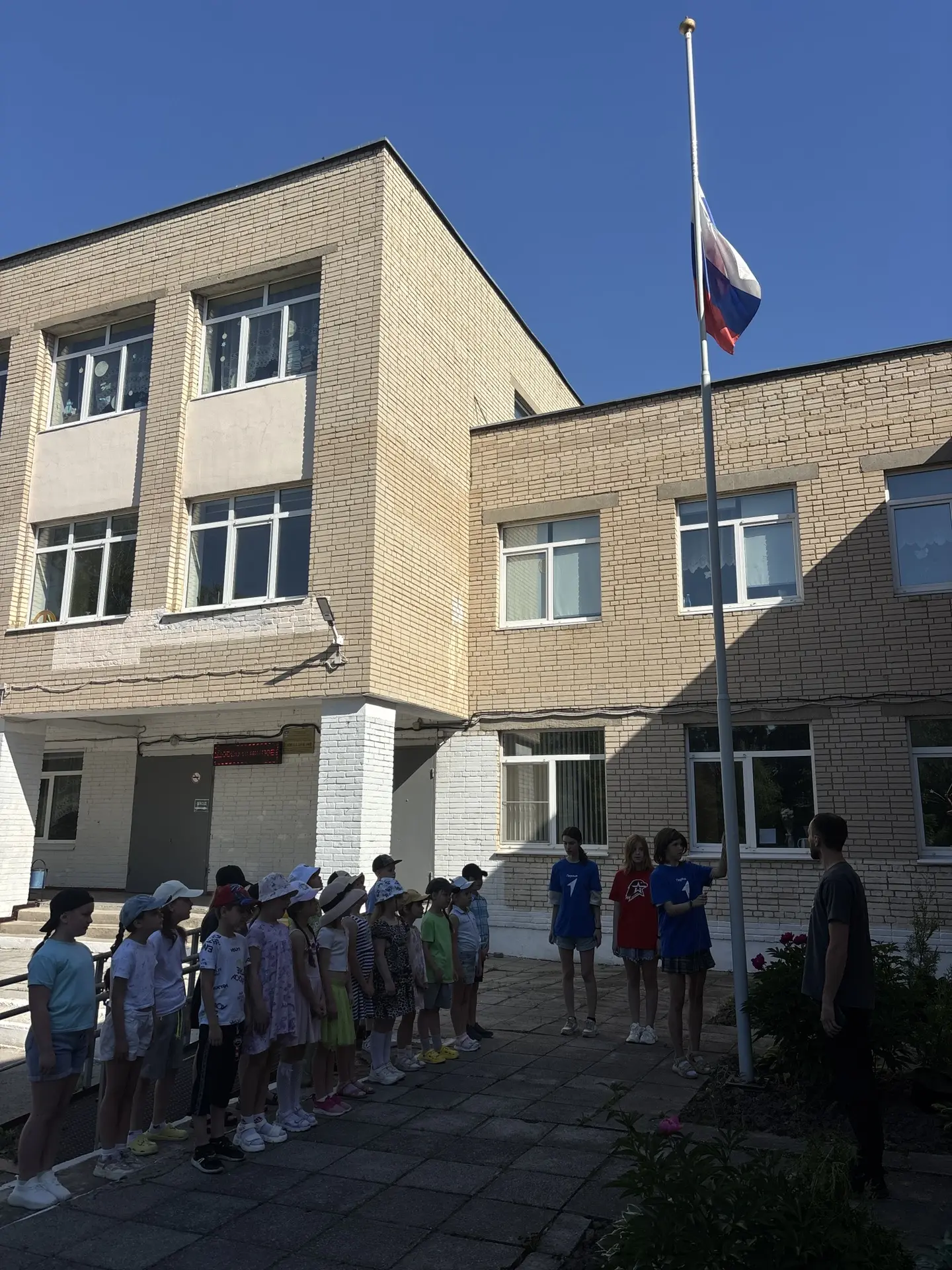 Новая неделя в нашем лагере началась бодро и с пользой.