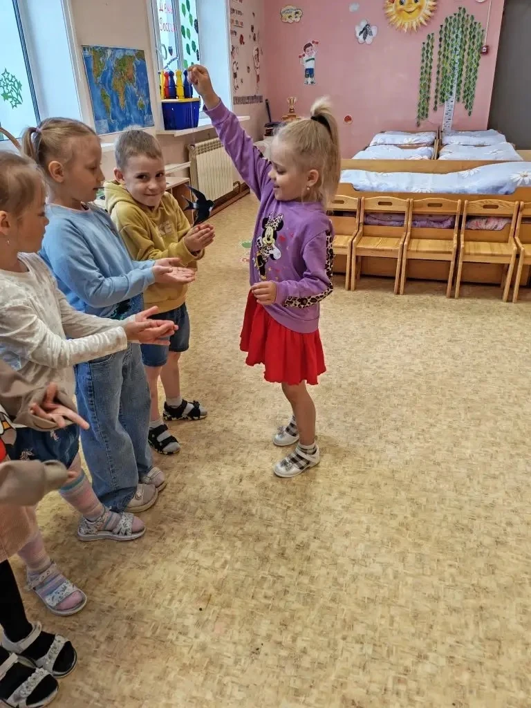 Развлечение ко Дню России в народном стиле прошло в старшей группе🇷🇺
Дети водили хоровод, играли н