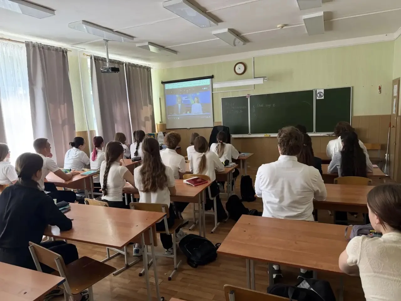 12 школе прошло первое в новом учебном году занятие профориентационного курса «Россия —...