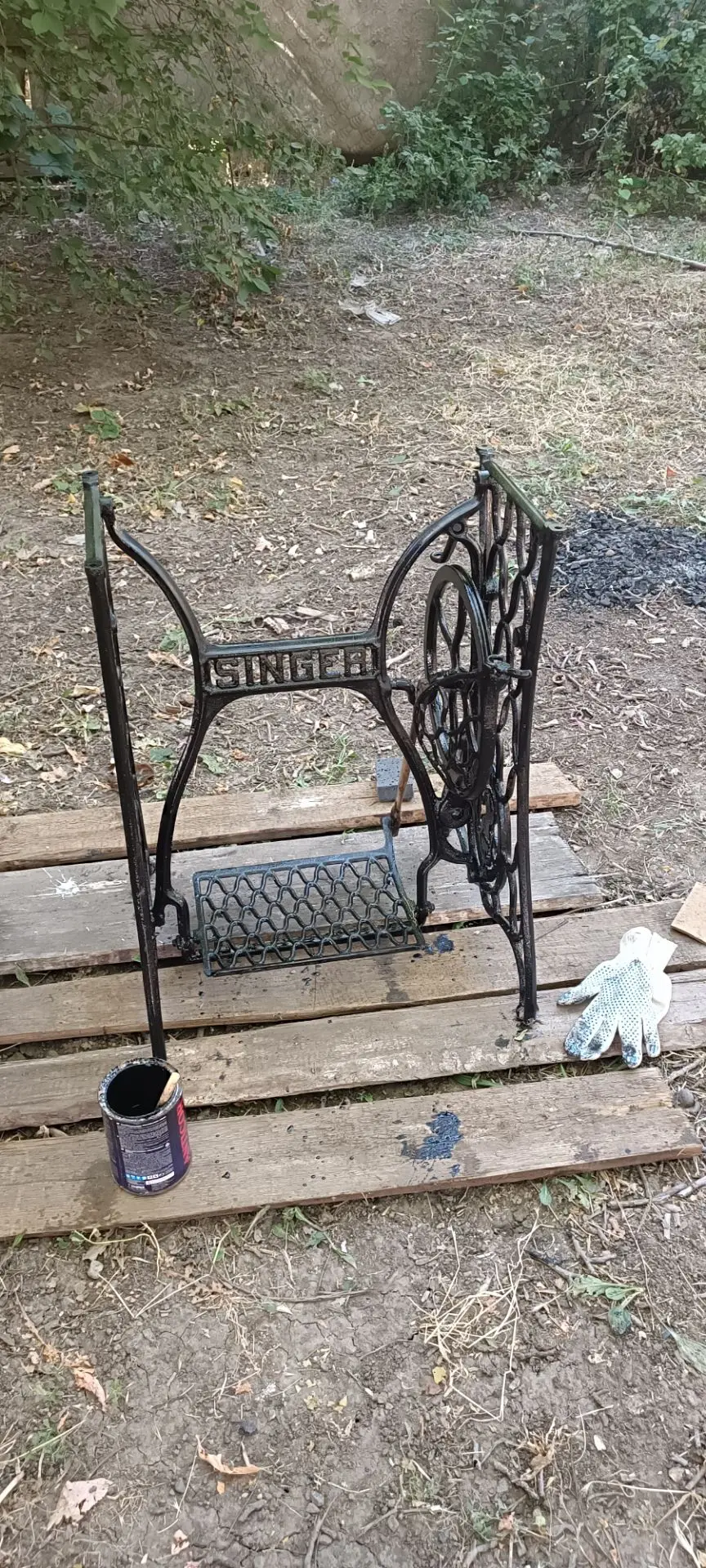 Недавно нашли у бабушки в сарае старый стол от швейной машинки, такой тяжёлый, и весь р...