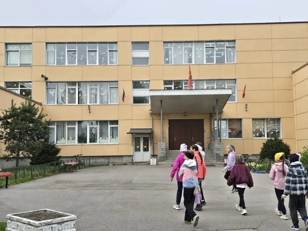 🕊 В преддверии 9 Мая наша школа присоединилась к Всероссийской патриотической акции «Окна Победы».  