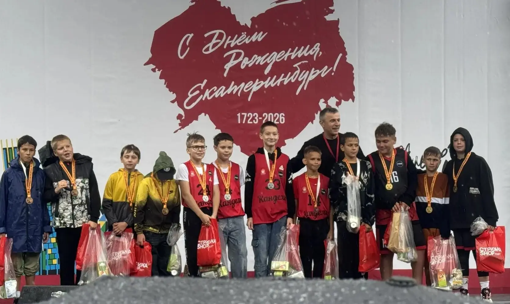 Баскетбольные команды юношей 2014-2016 годов рождения под руководством тренера Бернацко...