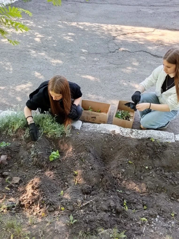 Даже на каникулах наши ребята не забывают ухаживать за школьными клумбами. 

Сегодня мы организовали