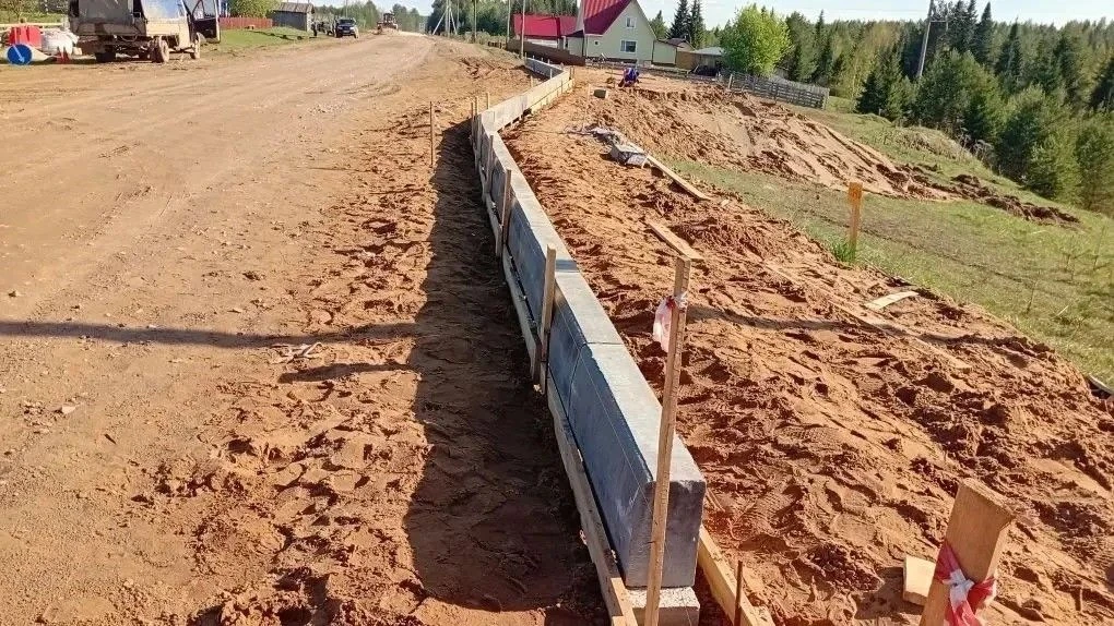 В Усть-Куломском районе ведутся работы по ремонту дороги у деревни Кырныша