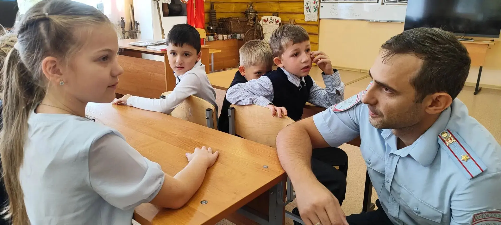 Сегодня в гостях у  младших классов побывал инспектор ГИБДД Андрей Николаевич Платов. О...