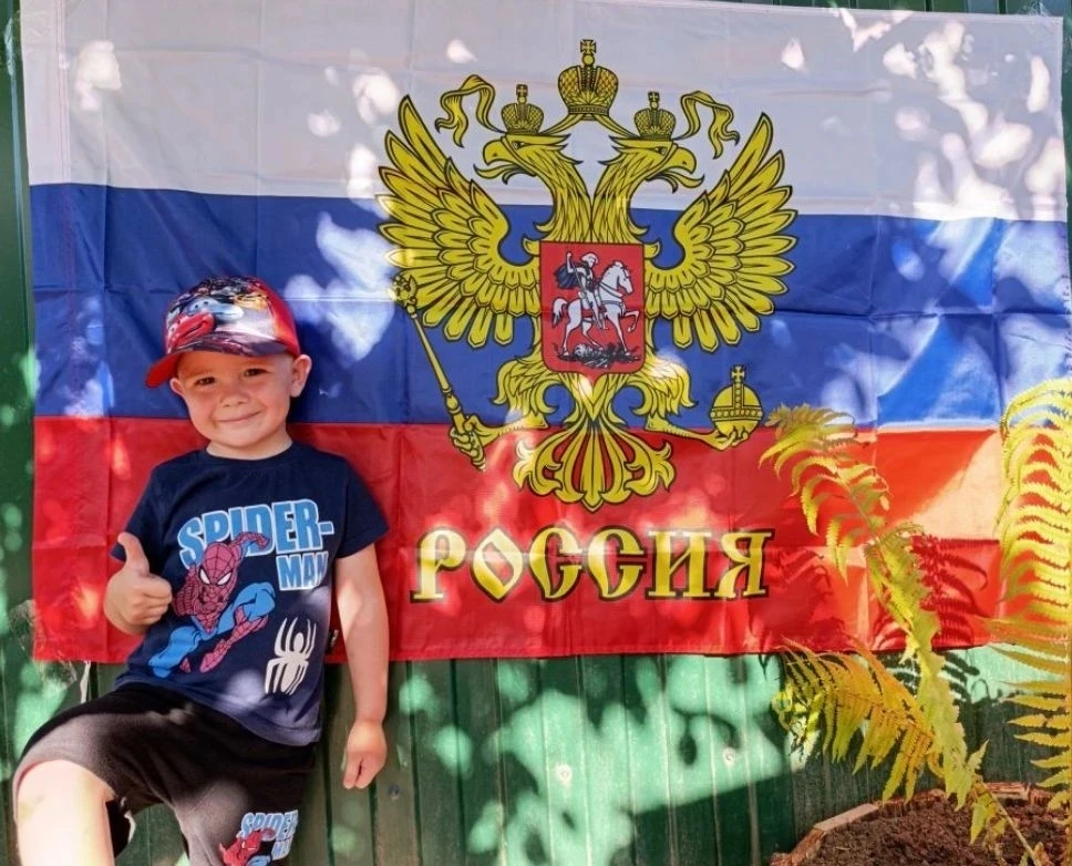 Воспитанник группы "Солнышко" 🌞 Костин Егор принял участие во Всероссийской акции "Флаг во дворе" �