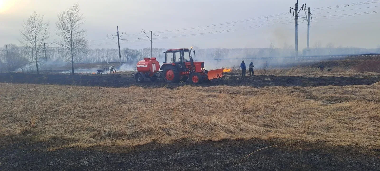 🔥 Огонь по своей же неосторожности: двое жителей Манско-Уярского округа заплатят за тушение пожара  