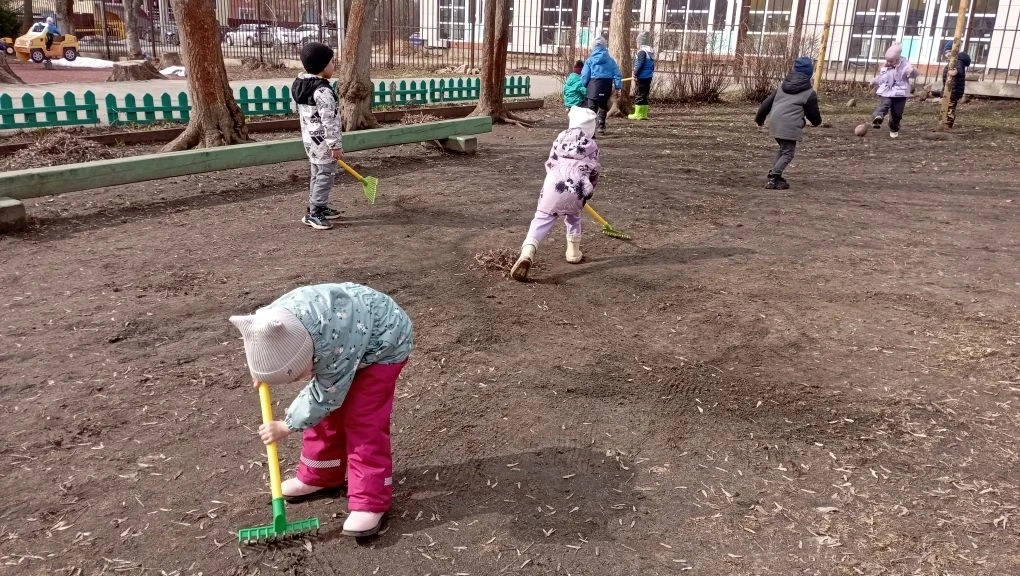 В рамках городского субботника, ребята средней группы "Ягодки" совместно с воспитателям...