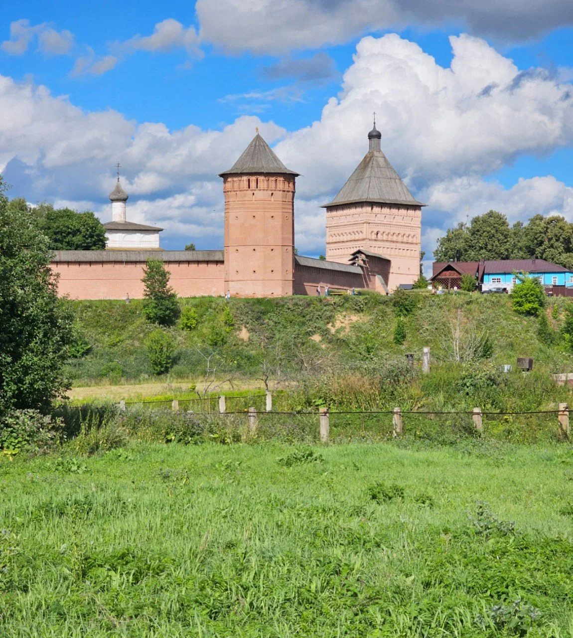 Спасо-Евфимиев монастырь в Суздале - огромная крепость и старинная обитель. В монастыре, среди проче