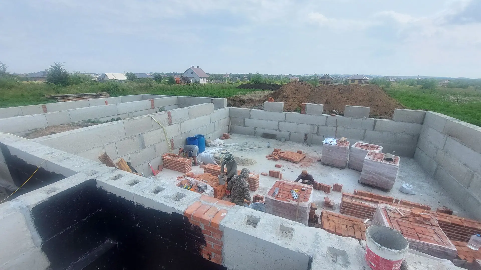 Цокольный этаж постепенно готовится к следующему этапу