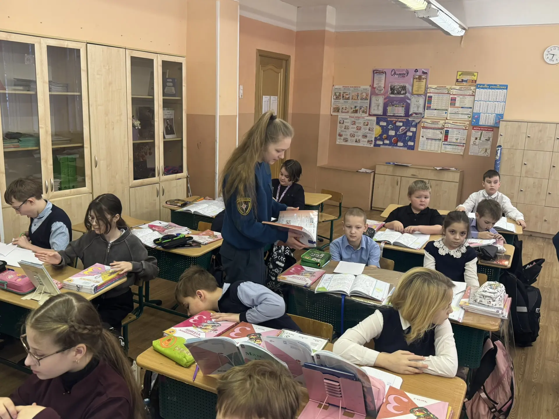 📚УЧЕБНИК-ВТОРОЙ ДРУГ📚  📌16 марта в нашей школе была проведена акция «Учебник-второй друг» учащимися 