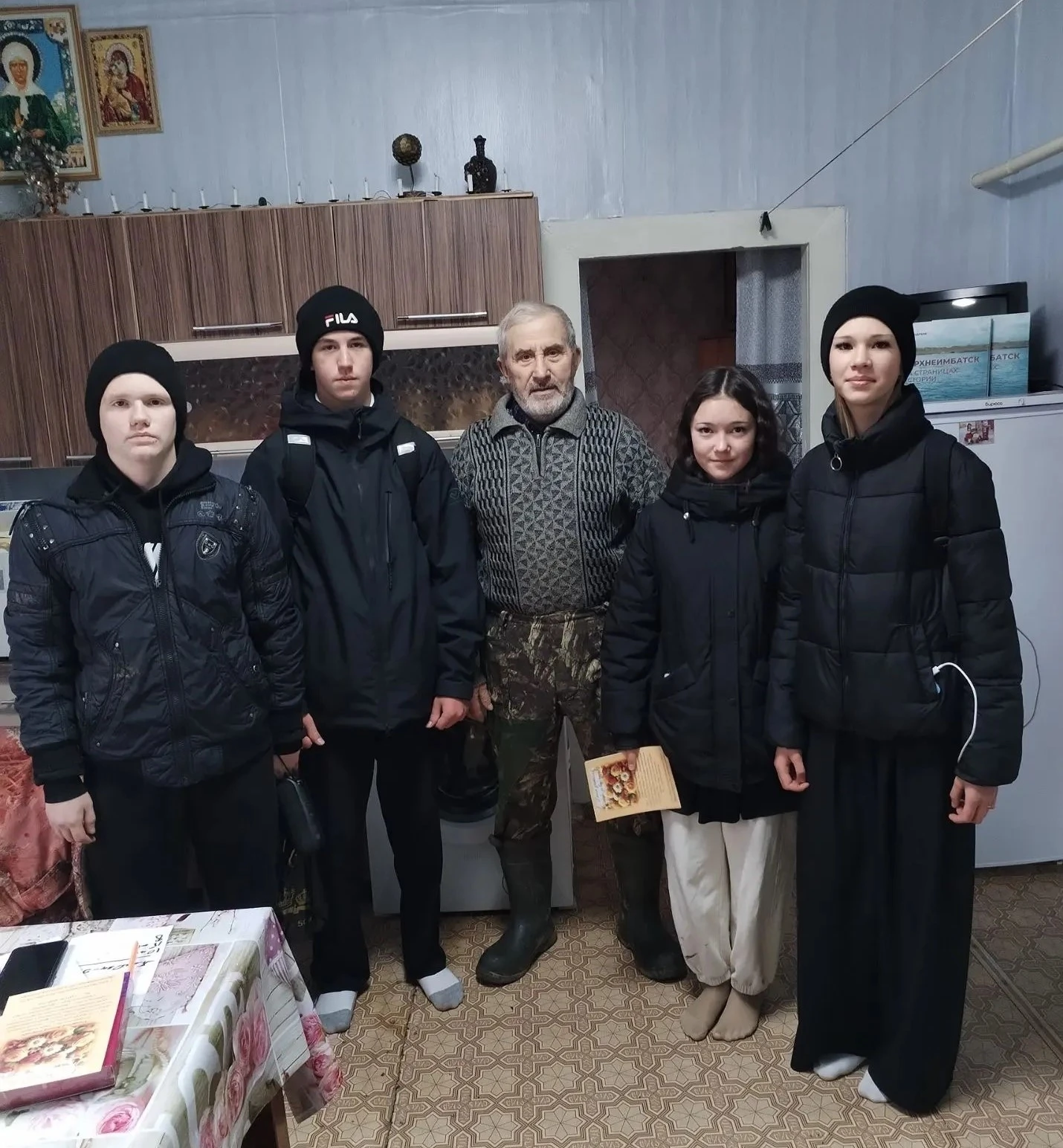С теплом и благодарностью: в Верхнеимбатске поздравили ветеранов педагогического труда!