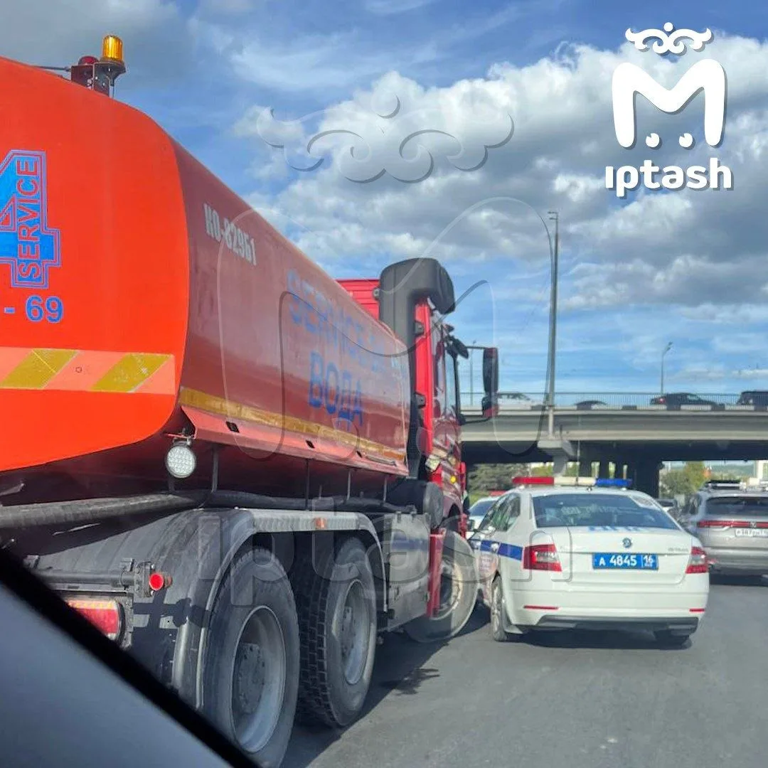 Патруль ДПС притёрся к водовозу и собрал пробку