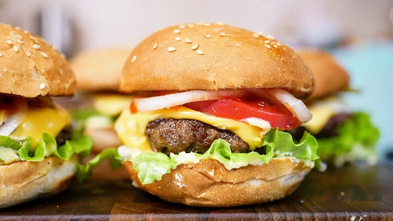 🍔✨ КАК ПРИГОТОВИТЬ ОЧЕНЬ ВКУСНЫЙ БУРГЕР ✨🍔Домашний бургер — это всегда сочная котлета...
