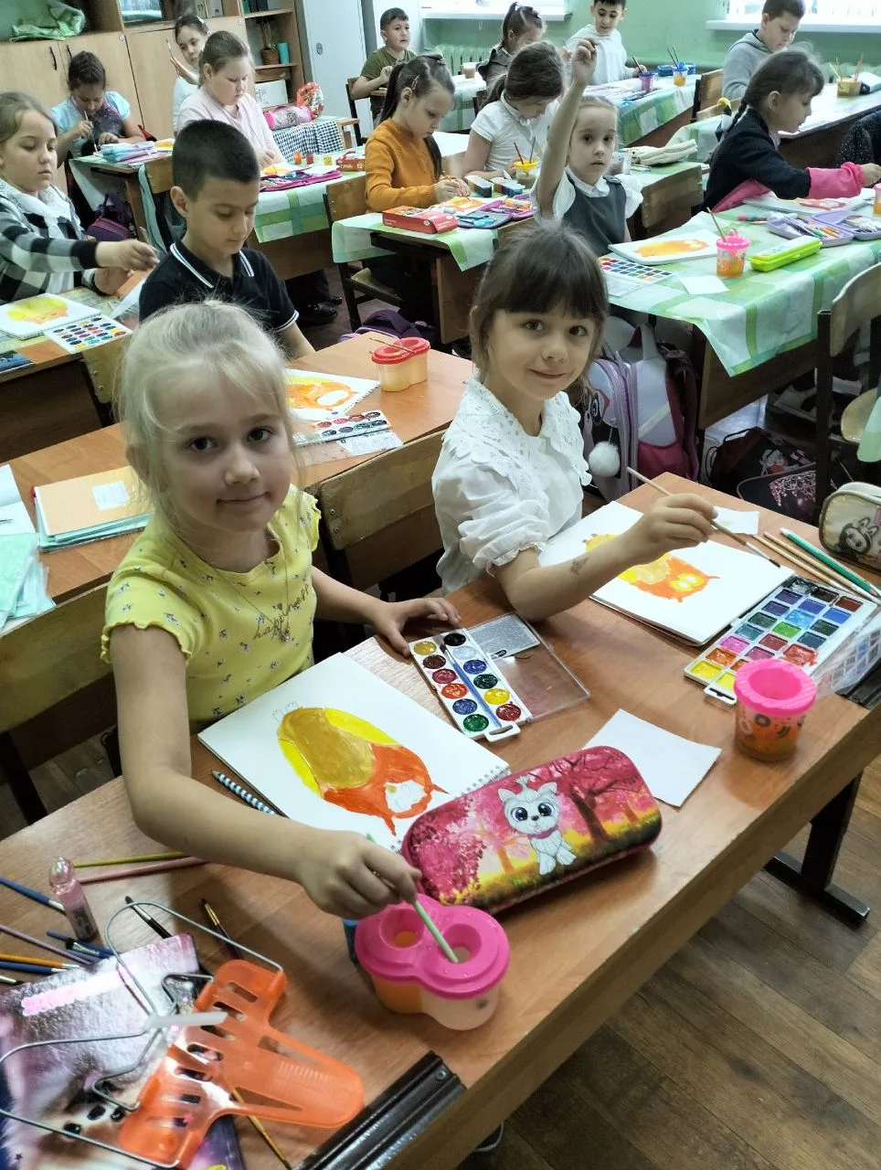 Удивительный мир рисунков 🎨  Ученицы 5 "А" класса Алаторцева Мария и Лагутина Майя провели урок рисо