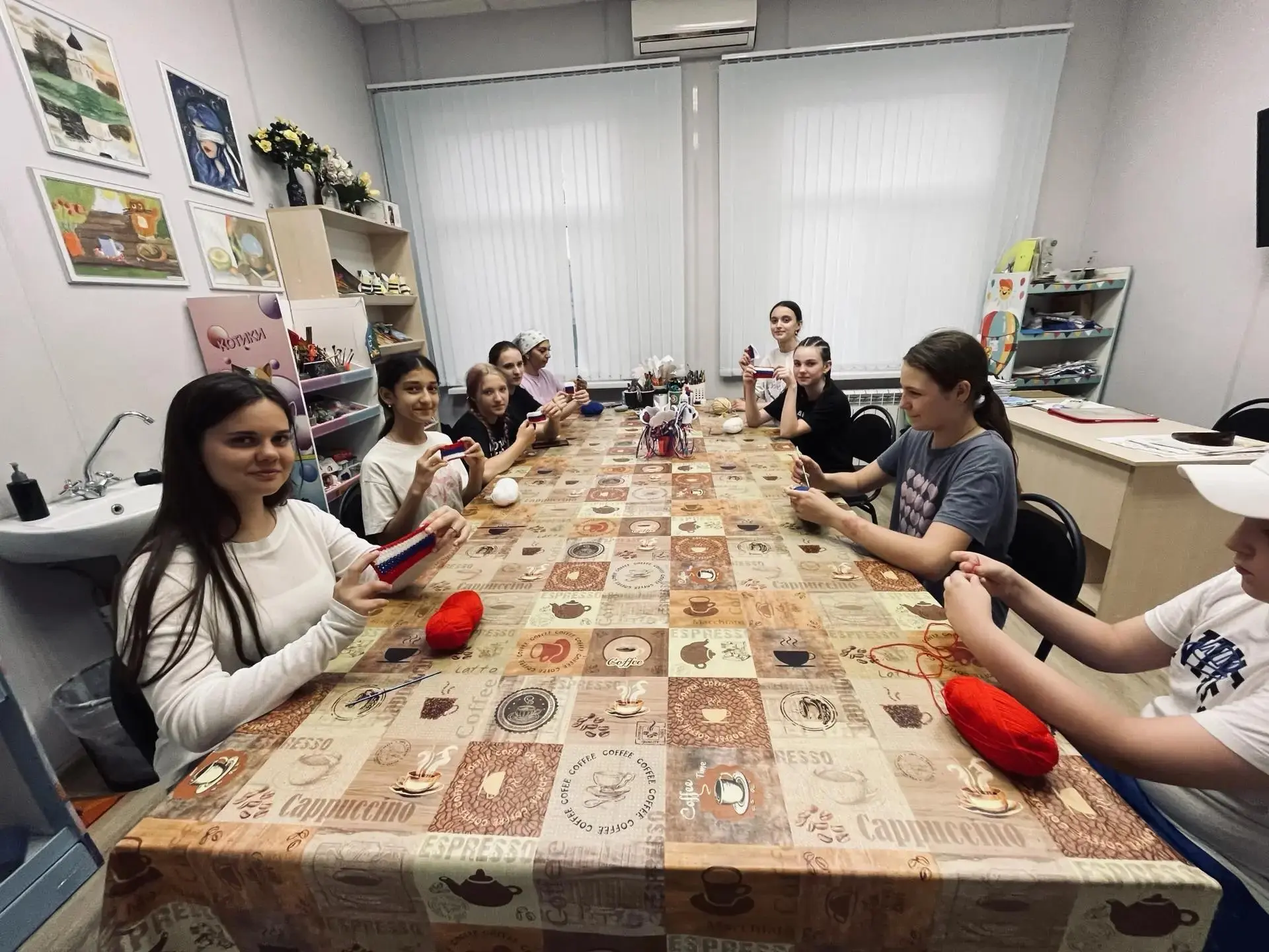 Символ Родины — своими руками! 

В СДК хутора Ленина состоялась творческая лекция «Вязаный флаг Росс